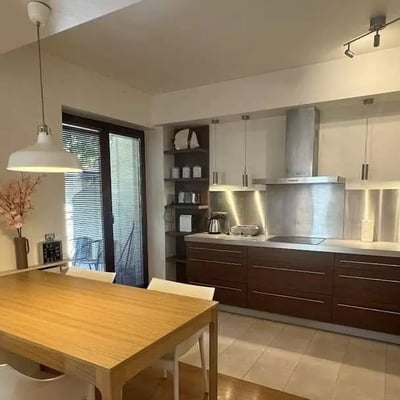 Alquiler a largo plazo de un piso de 4 habitaciones, 93 m², en el distrito de Kazimierz, Cracovia, Polonia