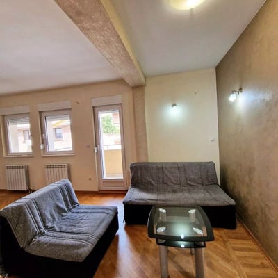 Location longue durée d’un appartement de 3 pièces, 62 m², dans le quartier Zvezdara, Belgrade, Serbie