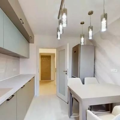 Location longue durée d’un appartement de 3 pièces, 70 m², dans le quartier Faleza Nord, Constanța, Roumanie