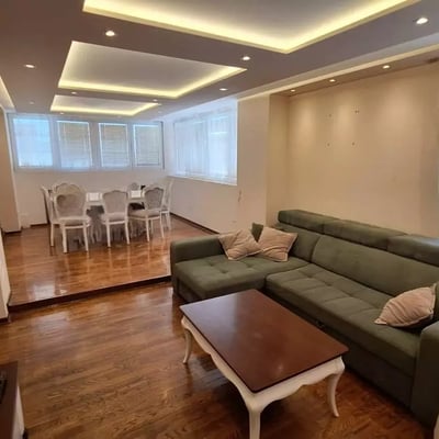 Alquiler a largo plazo de un piso de 4 habitaciones 130 m², en Nuevo Belgrado, Serbia