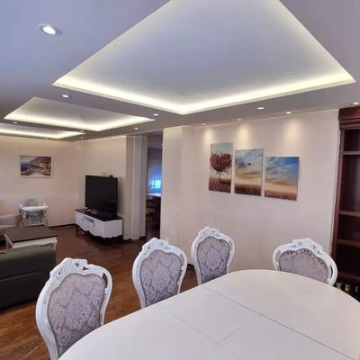 Alquiler a largo plazo de un piso de 4 habitaciones 130 m², en Nuevo Belgrado, Serbia