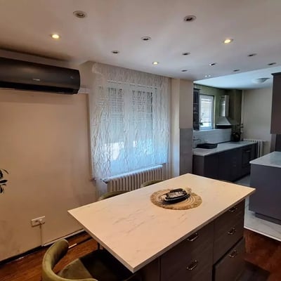Alquiler a largo plazo de un piso de 4 habitaciones 130 m², en Nuevo Belgrado, Serbia