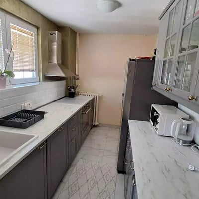 Alquiler a largo plazo de un piso de 4 habitaciones 130 m², en Nuevo Belgrado, Serbia