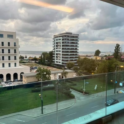 Location longue durée d’un appartement de 3 pièces, 90 m², quartier Mamaia, Constanța, Roumanie