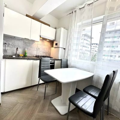 Alquiler a largo plazo de un piso de 2 habitaciones, 50 m², distrito Kiajna, Bucarest, Rumanía