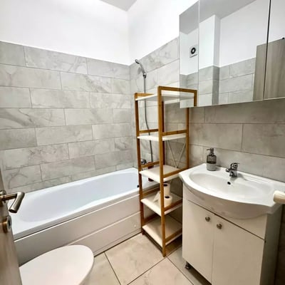 Alquiler a largo plazo de un piso de 2 habitaciones, 50 m², distrito Kiajna, Bucarest, Rumanía