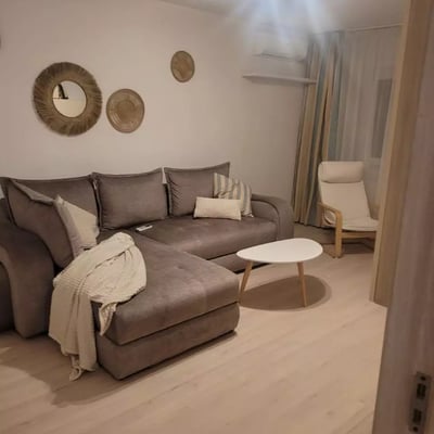 Alquiler a largo plazo de un piso de 3 habitaciones, 74 m², en Constanța, Faleza Nord, Rumanía
