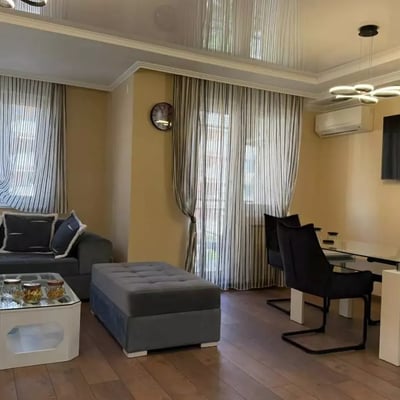 Alquiler a largo plazo de un piso de 3 habitaciones, 84 m², en el distrito de Voždovac, Belgrado, Serbia