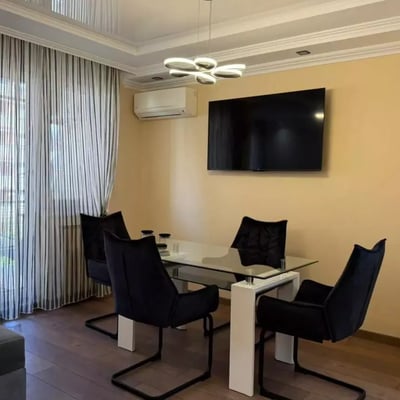 Alquiler a largo plazo de un piso de 3 habitaciones, 84 m², en el distrito de Voždovac, Belgrado, Serbia