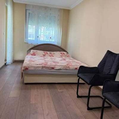 Alquiler a largo plazo de un piso de 3 habitaciones, 84 m², en el distrito de Voždovac, Belgrado, Serbia