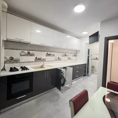 Alquiler a largo plazo de un piso de 2 habitaciones, 60 m², Constanza, Rumanía