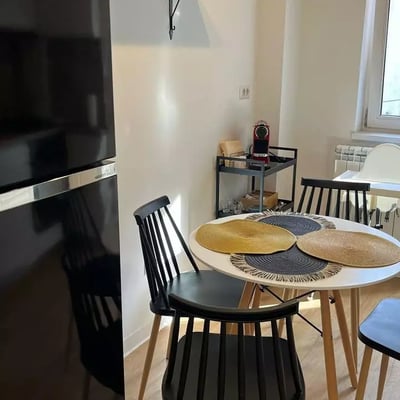 Alquiler a largo plazo de un piso de 2 habitaciones, 55 m², en el distrito City Center, Constanza, Rumanía