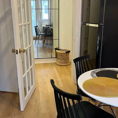 Alquiler a largo plazo de un piso de 2 habitaciones, 55 m², en el distrito City Center, Constanza, Rumanía