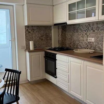 Alquiler a largo plazo de un piso de 2 habitaciones, 55 m², en el distrito City Center, Constanza, Rumanía