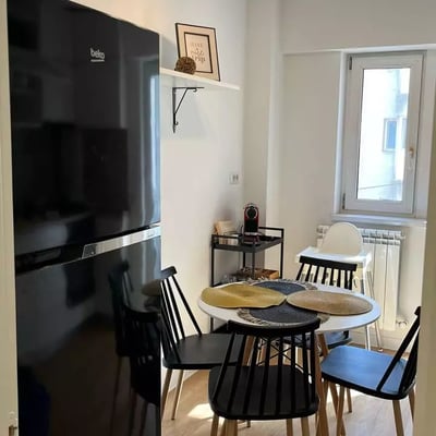 Alquiler a largo plazo de un piso de 2 habitaciones, 55 m², en el distrito City Center, Constanza, Rumanía