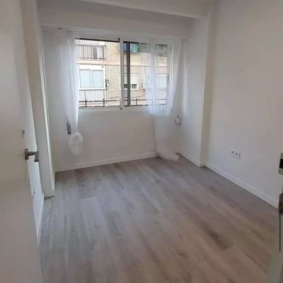 Langzeitmiete einer 3-Schlafzimmer-Wohnung, 90 m², in Alicante, Spanien