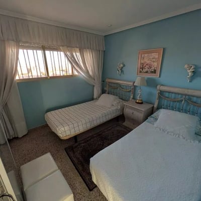 Location longue durée d’un appartement de 3 chambres, 100 m², à Alicante, Espagne