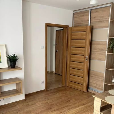 Alquiler a largo plazo de un apartamento de 2 habitaciones, 48 m², en Stare Dębniki, Cracovia, Polonia