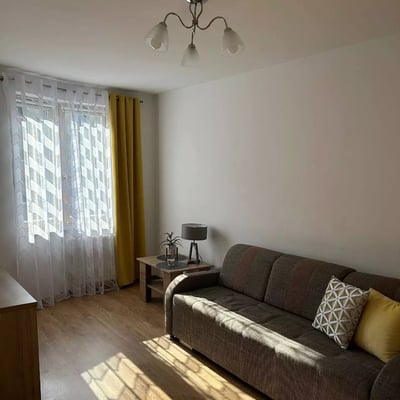Alquiler a largo plazo de un apartamento de 2 habitaciones, 48 m², en Stare Dębniki, Cracovia, Polonia