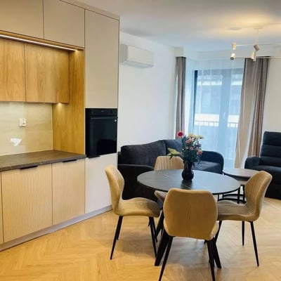 Alquiler a largo plazo de un apartamento de 3 habitaciones, 60 m², en Dębniki – Zakrzówek, Cracovia, Polonia