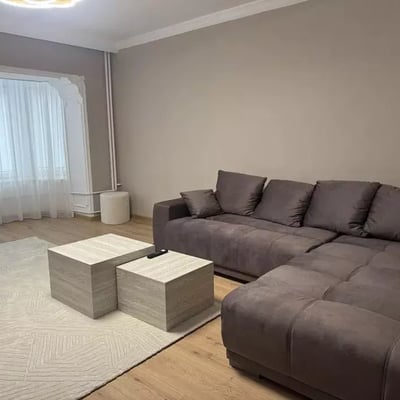 Alquiler a largo plazo de un apartamento de 3 habitaciones, 78 m², Constanza, Rumanía