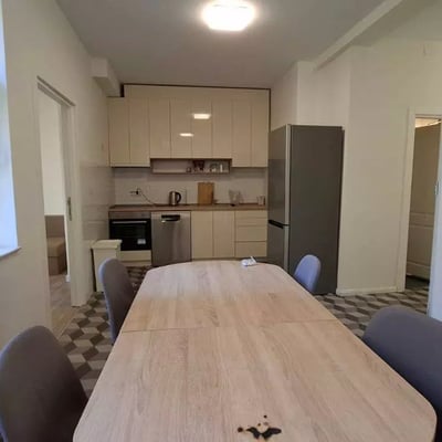 Alquiler a largo plazo de un apartamento de 4 habitaciones, 103 m², en Belgrado, Serbia