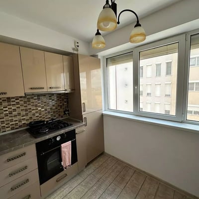 Location longue durée d’un appartement de 3 pièces, 85 m², Constanța, Roumanie