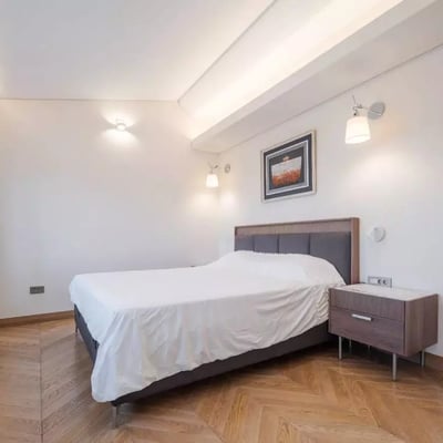 Alquiler de un apartamento de dos niveles, 128 m², en el centro del Casco Antiguo, Belgrado, Serbia