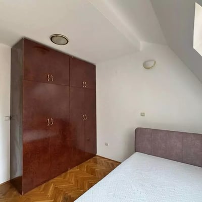 Miete einer geräumigen 3-Zimmer-Maisonettewohnung, 85 m², nahe dem Stadtzentrum, Belgrad, Serbien