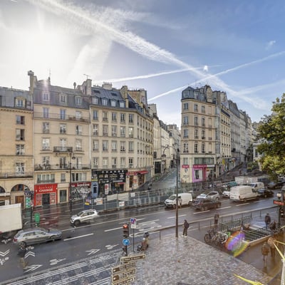 Rent of a modern 2-room apartment, 61 m², with a view of the majestic Porte Saint-Denis, Paris, France