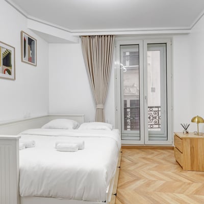 Rent of a modern 2-room apartment, 61 m², with a view of the majestic Porte Saint-Denis, Paris, France