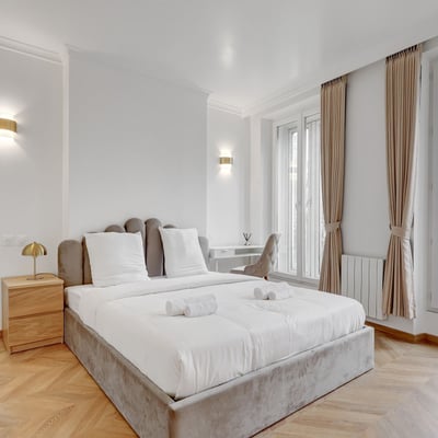 Rent of a modern 2-room apartment, 61 m², with a view of the majestic Porte Saint-Denis, Paris, France