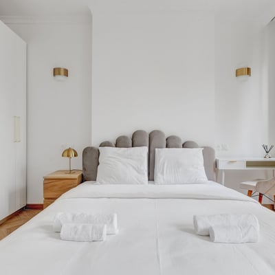 Rent of a modern 2-room apartment, 61 m², with a view of the majestic Porte Saint-Denis, Paris, France