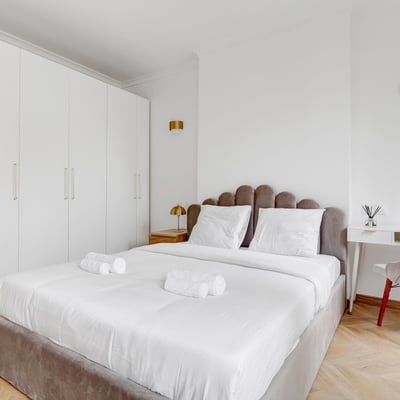 Rent of a modern 2-room apartment, 61 m², with a view of the majestic Porte Saint-Denis, Paris, France