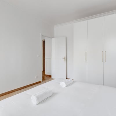 Rent of a modern 2-room apartment, 61 m², with a view of the majestic Porte Saint-Denis, Paris, France