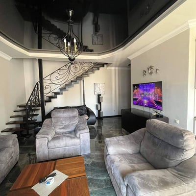 Mieten Sie eine möblierte und geräumige 100 m² Maisonette-Wohnung in Batumi, Georgien