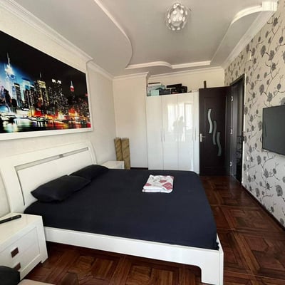 Mieten Sie eine möblierte und geräumige 100 m² Maisonette-Wohnung in Batumi, Georgien