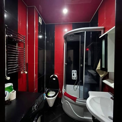 Mieten Sie eine möblierte und geräumige 100 m² Maisonette-Wohnung in Batumi, Georgien