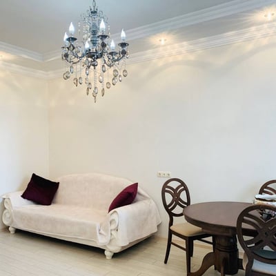 Alquiler de un apartamento espacioso y luminoso de 101 m² en Dona House, Batumi, Georgia