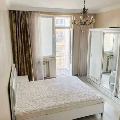 Alquiler de un apartamento espacioso y luminoso de 101 m² en Dona House, Batumi, Georgia