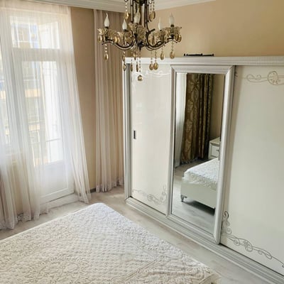 Alquiler de un apartamento espacioso y luminoso de 101 m² en Dona House, Batumi, Georgia