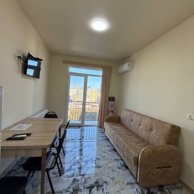 Location d'un appartement lumineux et meublé avec balcon, 48 m², Batoumi, Géorgie