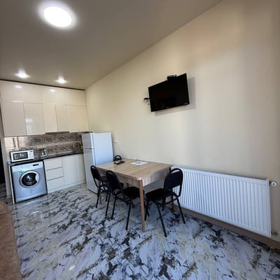 Location d'un appartement lumineux et meublé avec balcon, 48 m², Batoumi, Géorgie