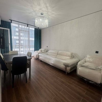 Alquiler de apartamento luminoso y moderno con balcón, Batumi, Georgia