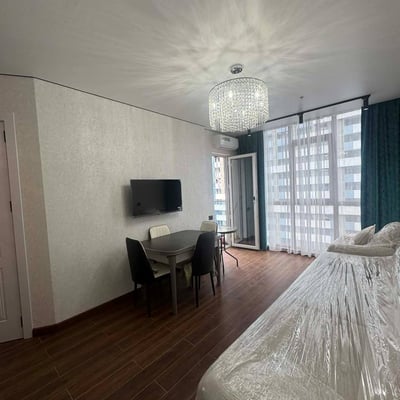 Alquiler de apartamento luminoso y moderno con balcón, Batumi, Georgia