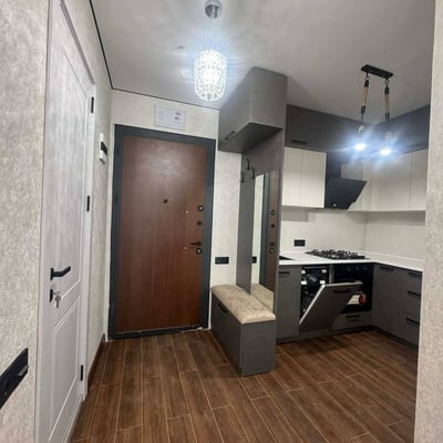Alquiler de apartamento luminoso y moderno con balcón, Batumi, Georgia