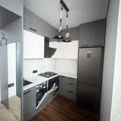 Alquiler de apartamento luminoso y moderno con balcón, Batumi, Georgia