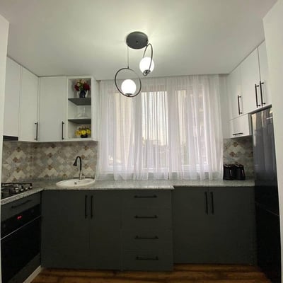 Miete einer großzügigen, möblierten 80 m² Wohnung, Batumi, Georgien