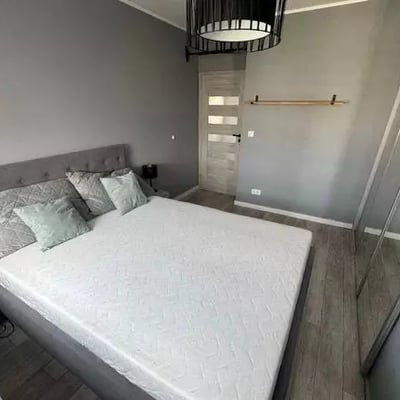 Long-term rental of a spacious 3-room apartment with balcony and AC in Wrocław, Krzyki