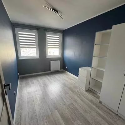 Alquiler a largo plazo de un amplio piso de 3 habitaciones con balcón y aire acondicionado en Breslavia, Вроцлаве, Krzyki